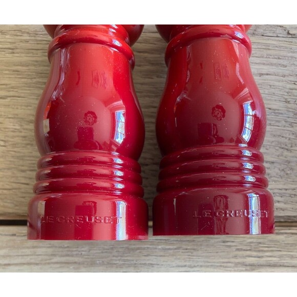 Le Creuset Petite Salt And Pepper Mill Set Cerise Cherry Red NEW - Picture 4 of 7
